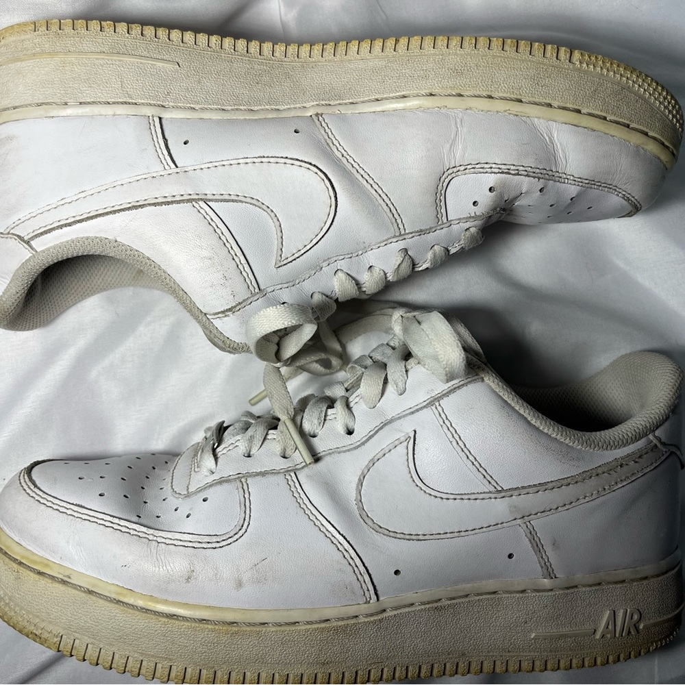 Nike Air Force 1 Low ’07 White Sneakers Mens 8.5‎ Lace Up Classic Shoes